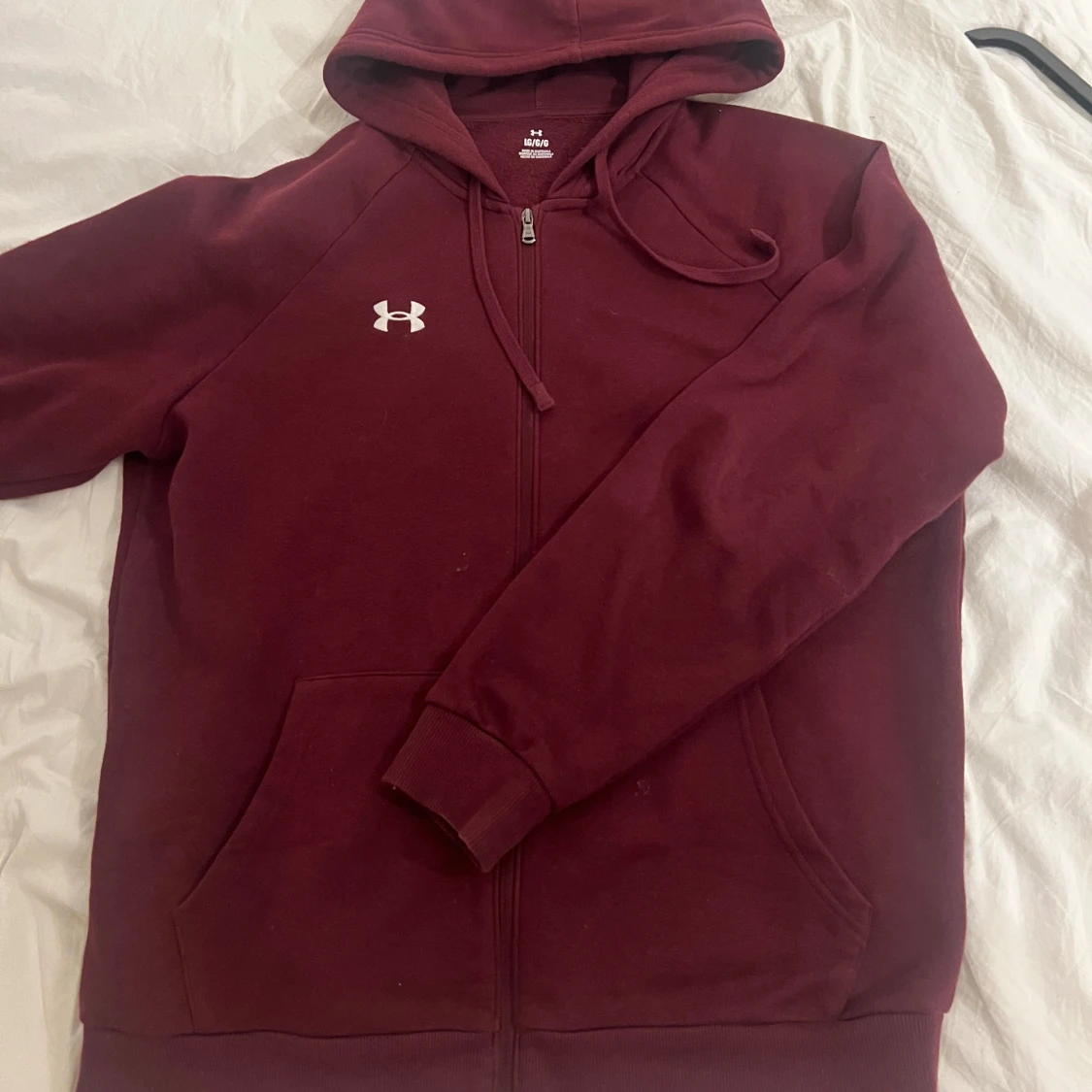 Vinröd hoodie från Under Armour