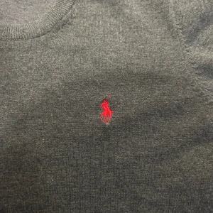 Grå stickad  tröja från Ralph Lauren - Jättefin stickad tröja från Ralph lauren i superbra skick. Svarar gärna på frågor. Sitter mer som S än M