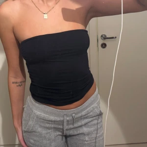 Svart tubtopp - Snygg svart enkel tubtopp i en tight passform. Använd några gånger men i mycket bra skick