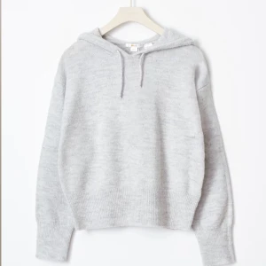 Grå Gina Young hoodie  - Stickad grå hoodie från Gina Young, säljer då den inte kommer till användning. Använd fåtal gånger men okej skick. Skriv om fler bilder 
