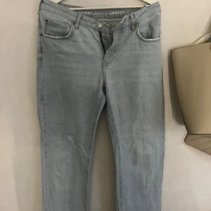 Ljusblå jeans med rak passform - Snygga ljusblå jeans med rak passform och klassisk design. De har 4 fickor och en knappgylf. Perfekta för en avslappnad stil.