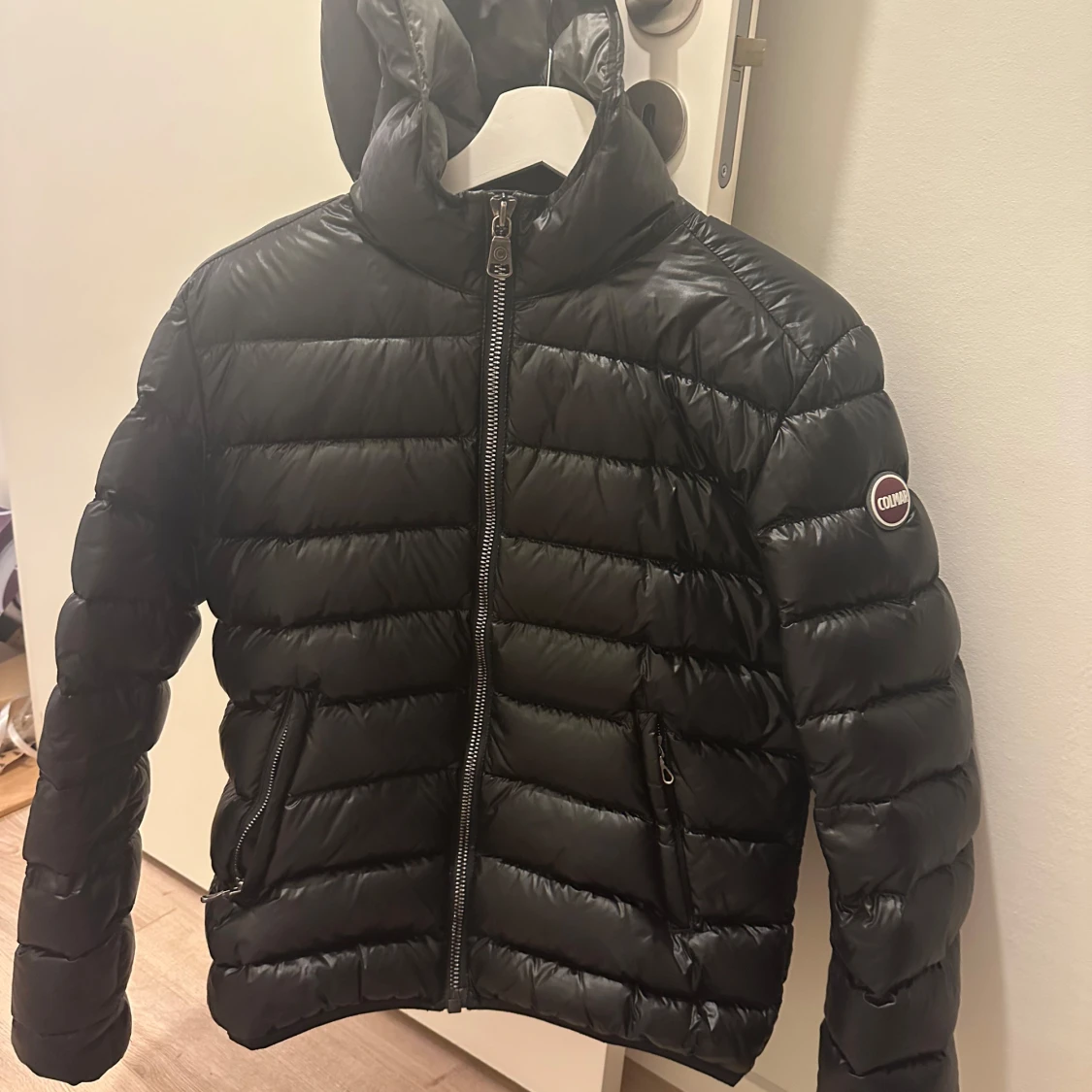 Glansig Svart pufferjacka från Colmar