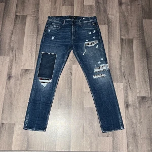 Blå jeans med slitningar - Snygga blå jeans med coola slitningar och en modern look. Perfekta för en avslappnad stil. De har en klassisk femficksdesign och en bekväm passform.