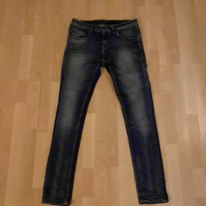 Mörkblå jeans från Tiger of Sweden -  Mörkblå jeans från Tiger of Sweden med sköna detaljer. Använt 1 gång så 10/10 skick. Storlek 33/34, men passar också om du har en storlek större då jag egentligen har 34/35.