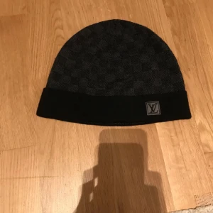 Svart mössa från Louis Vuitton - Äkta LV mössa ny stick har använt typ 3 gånger fick den i present förra året så säljer den för ganska billigt pris eftersom den inte kommer till användning. 