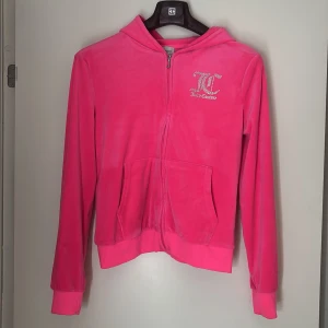 Rosa hoodie från Juicy Couture - Säljer en snygg rosa hoodie från Juicy Couture med dragkedja och huva. Den har ett glittrigt Juicy Couture-tryck på ryggen och framtill. Pris går att diskutera. Storleken är 14 till 15 år, men jag skulle säga att det är som en xs/s.❤️