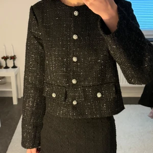 Boucle jacka - Jättefin svart glittrig jacka från H&M. Helt oanvänd med prislapp på. 