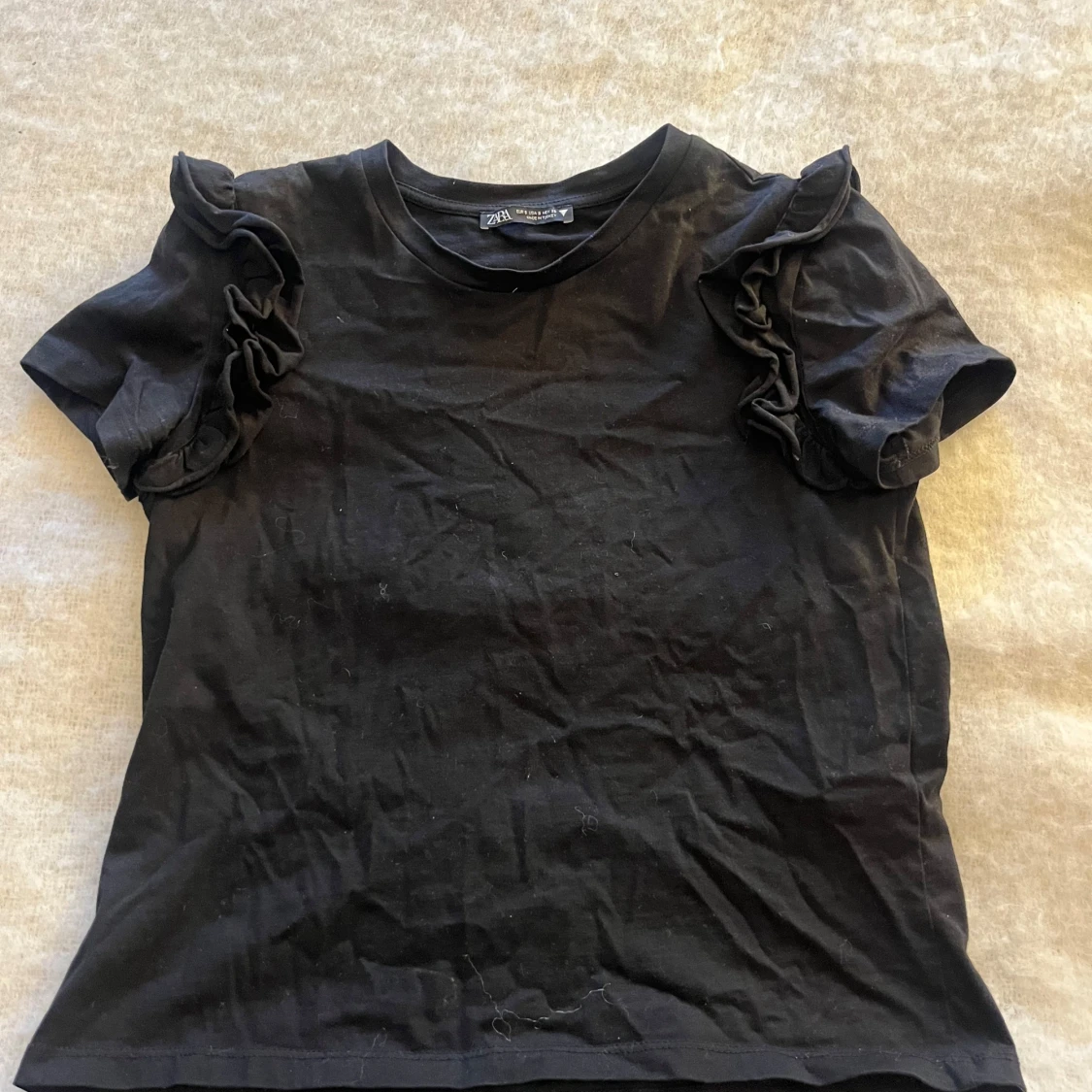 Svart t-shirt med volangärmar - 90