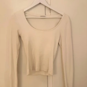 Vit topp  - Säljer denna vita ribbade toppen från Noisy May. Uringning och långa ärmar.  Toppen basic plagg! Använd fåtal gånger och inga defekter! Hör av er vid funderingar!❤️