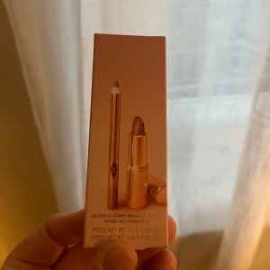 Charlotte Tilbury Pillow Talk Lip Set - Säljer ett set från Charlotte Tilbury med Pillow Talk Lip Cheat läppenna och Pillow Talk Matte Revolution läppstift. Helt oöppnad