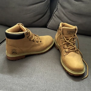 Beige boots från Vinson Polo Club - Säljer ett par robusta beige boots från Vinson Polo Club. Perfekta för höst och vinter med en slitstark sula för bra grepp.