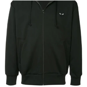 Svart hoodie från Comme des Garçons - Säljer en svart hoodie från Comme des Garçons med det ikoniska hjärtmotivet på bröstet. Tröjan har dragkedja och långa ärmar, perfekt för en stilren look. Passar bra till både avslappnade och mer uppklädda tillfällen. Fråga om fler bilder om ni vill!