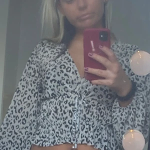 Zara festtopp-blus i leopard - Knappt använd festtopp-blus från Zara i leopardmönster 💌 str M/S