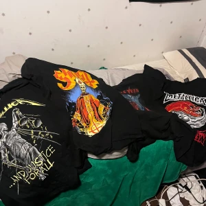 Massa band tröjor säljes - Har en massa tröjor skriv band så kan jag skicka bild, pris och storlek. Var inte rädd att fråga