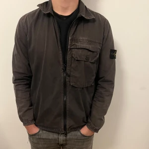 Stone island overshirt - En otroligt snygg stone Island overshirt som dock har blivit lite sliten och som jag inte använder längre därav säljer jag den.