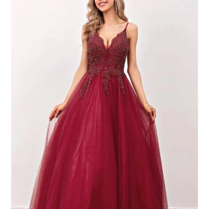 Vinröd balklänning - Säljer nu min supersnygga vinröda balklänning från zapaka😍Storleken EU36, motsvarar typ S (storleks guide på zapakas hemsida). Använd en gång bara. Ena snöret har spruckit men den är påsydd igen och sitter som berget. Orginalpris är 1 150kr, säljer för 900kr iom att jag bara vill bli av med den😊Pris går att diskutera🙌 Hör av er vid frågor! 