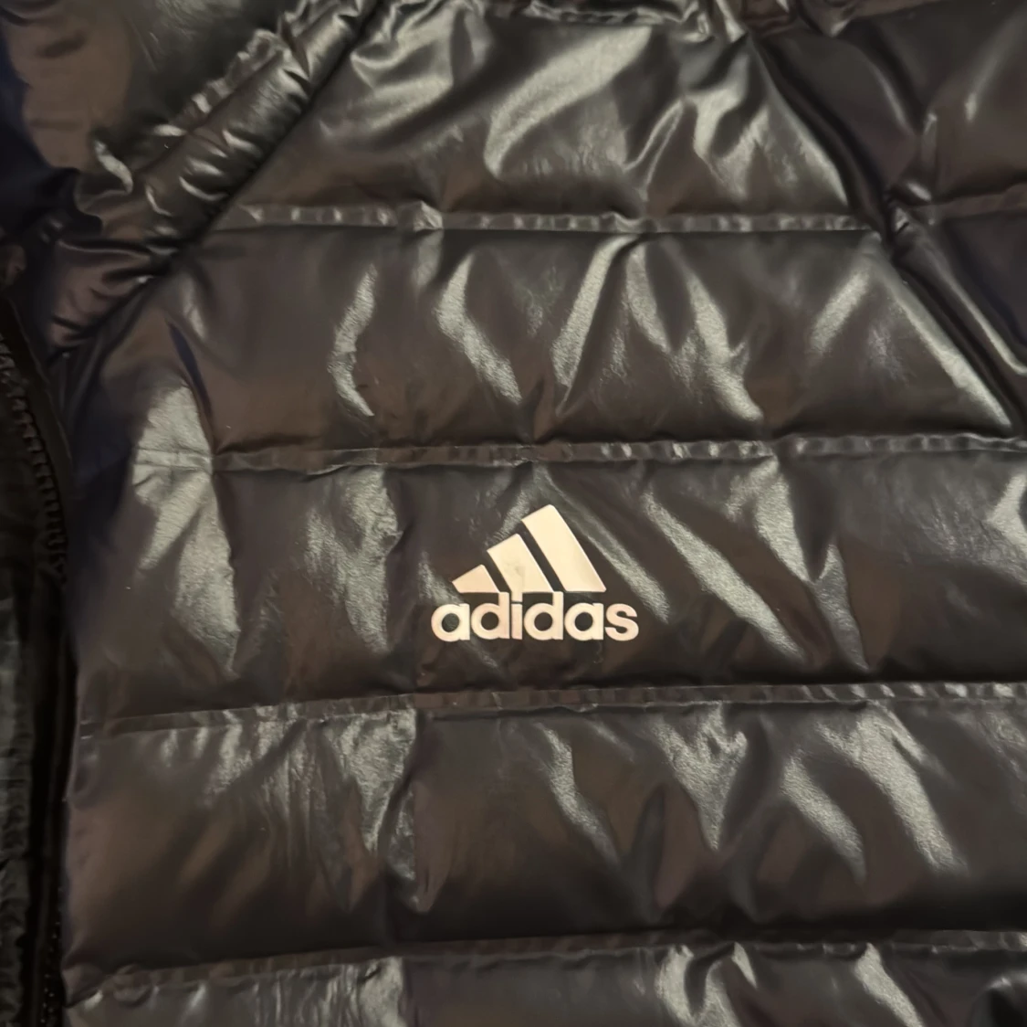 Svart dunjacka från Adidas - 90