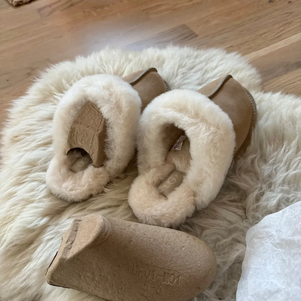 Säljer dessa Scufette II från UGG då dem var för små för mig och jag returnerade dem inte i tid. Jag har vanligtvis storlek 36 och dessa var små så skulle säga att de passar som en stl. 35. Helt oanvända! Ordinarie pris är 1450kr. Kan skicka dem eller mötas upp i Stockholm eller Uppsala. Kengät.