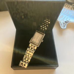 Mockberg klocka - Säljer denna sjukt fina klockan då den inte längre kommer till användning, den är som i nyskick och har inga defekter, alla grejer som man fick med när man köpte den tillkommer, har kortat ner bandet men det kommer me delarna som man kan sätta fast❤️❤️