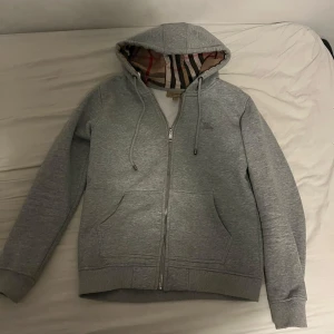 Burberry hoodie - Burrberry hoodie som är använd men ändå bra skick, Storlek S men passar även XS