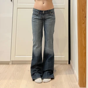 Lågmidjade bootcut jeans från 7 for alla mankind🤩 - Långa!! Midja 43 cm rakt över, gren 19.5 cm o innerben 89 cm💕jae 169 o xs-s för referens o håller in i midjan på bilderna. Märkta W30 alltså M