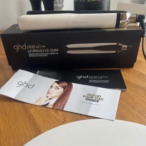 ghd Platinum+ Professional Styler - Säljer en ghd Platinum+ Professional Styler, en avancerad plattång med ultra-zone teknologi för jämn värmefördelning. Perfekt för att skapa släta och glansiga frisyrer. Inkluderar en guide för bästa hårdagar. Nypris 2400kr 