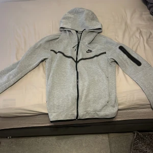 Nike tech kofta  - En kofta som är lite slit var fast fortfarande skön att ha på sig 