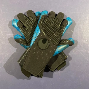 Uhlsport målvaktshandskar  - Snygga målvaktshandskar i svart och blått med justerbara kardborreband. 