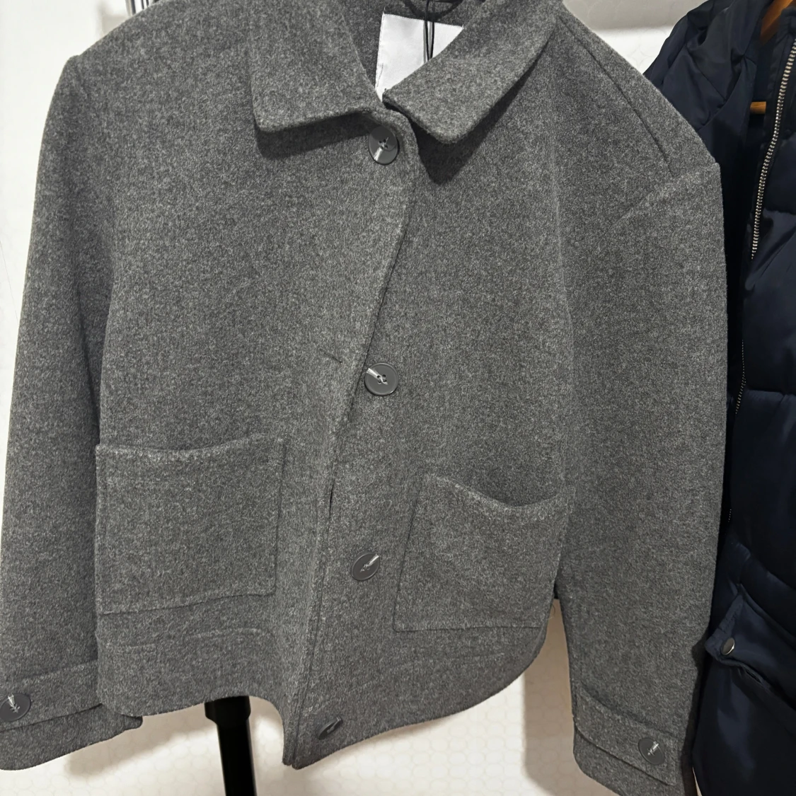 Grå ulljacka med knappar - 90