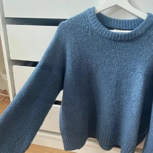 Stickad tröja - Stickad tröja från Bikbok i storlek S