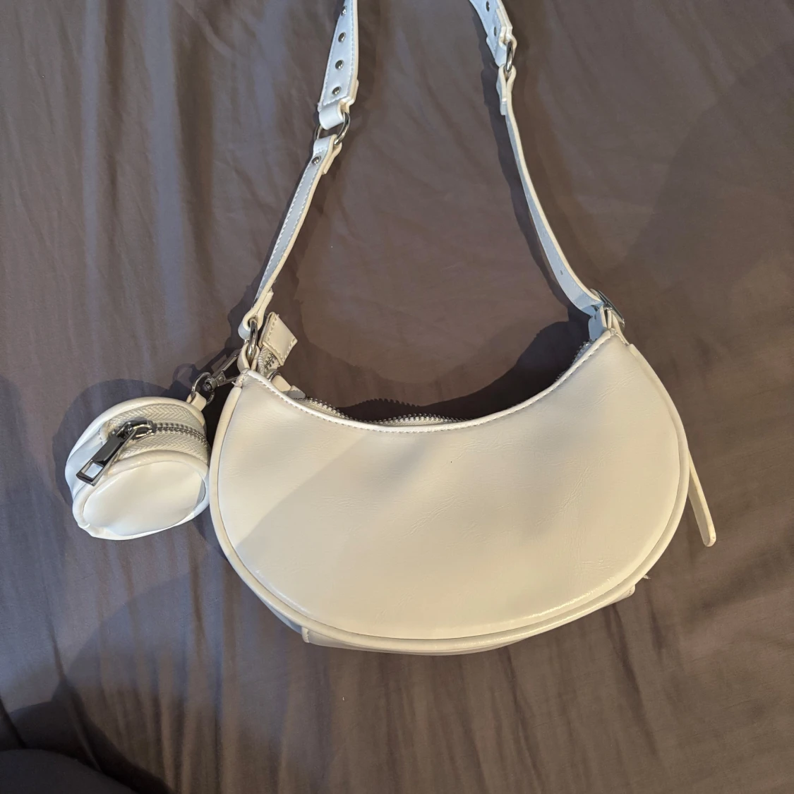 Vit axelväska med kedjedetalj - 1