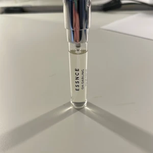 Essnce Oh Darling Eau de Parfum - Säljer en elegant och stilren parfym från Essnce, Oh Darling. Flaskan är liten och smidig, perfekt för att ta med i väskan. Den har en silverfärgad spraykork och rymmer 8 ml av doften.