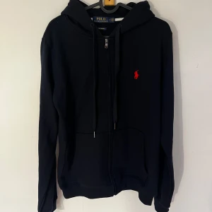 Ralph Lauren zip up hoodie - Navy blå Ralph Lauren zip up hoodie  Storlek M Helt ny, endast testad   Bara att höra av sig för fler bilder eller vid frågor!