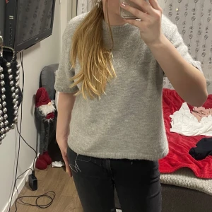 Stickad kortärmad tröja - Säljer min stickade tröja från Gina tricot🩷🩷nypris 300 ca. 