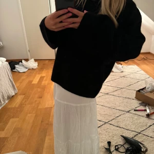 Vit långkjol, storlek m - Säljer en elegant vit långkjol med ett flödande och luftigt tyg. Perfekt för sommarens alla tillfällen. Kjolen har en enkel och stilren design som ger en tidlös look.