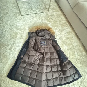 Hackett och Fred Perry - Säljer 2 stilrena svarta jackor. Första är en parkajacka från Hackett London. Jackan har en quiltad insida och en avtagbar huva med päls(ca 6000 ny, säljs för 1000 kr) . Den andra är Fred Perry och har en klassisk rutig insida i rött. (Säkert 2000 ny, säljs för 400) Ca 10 år gamla med är i bra skick. Är öppen för pris förslag