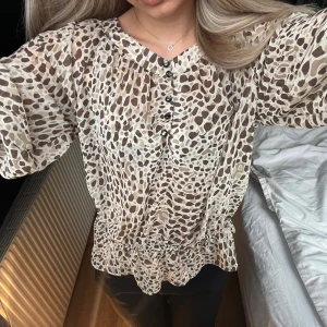 Blus  - Säljer denna blus i nyskick