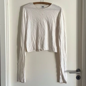 Ribbad tröja - Långärmad tröja från Weekday, ribbstickad och loose fit! Sitter som S. Tröjan har en liten blyerts fläck på framsidan som troligtvis försvinner med fläckborttagning senare, alla använda plagg som säljs tvättas noga innan leverans (se sista bild)! Det är bara att skriva om du har några frågor! <3 