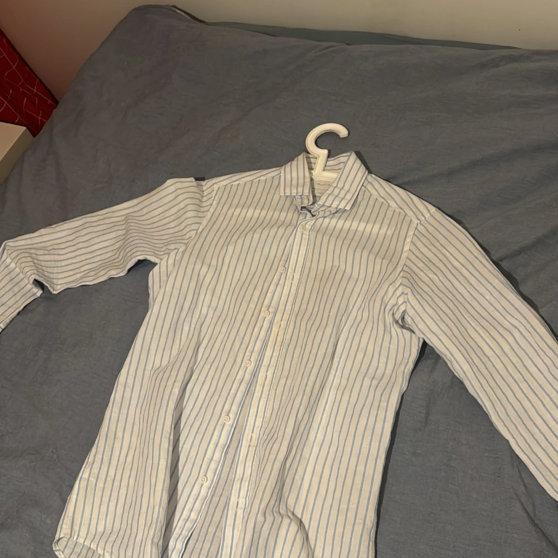 Vit och blå randig skjorta från Massimo Dutti