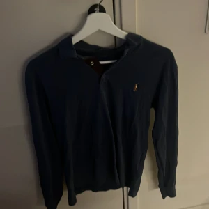 Mörkblå pikétröja från Ralph Lauren - Säjler en Polo ralph lauren tröjan, säljer flr den ör lite liten. Tröjan är välfigt stilig. Pris kan diskuteras vid snabb affär.🔥