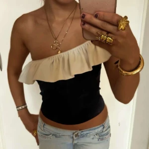 Oneshoulder topp - Snygg onesholder topp i superbra skick! Toppen är i storleken M men passar även en S. (första bilderna är lånade) 