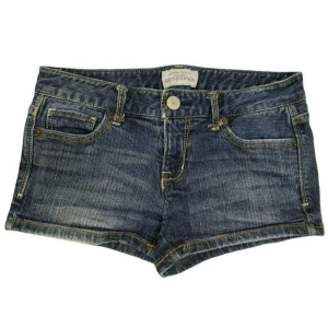 Blå jeansshorts från Aeropostale - Snygga blå jeansshorts från Aeropostale De har en lågmidjad passform som ger en cool look. Kan mötas i Söderköping eller Norrköping om ni inte vill betala frakt, Swish gäller då