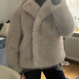 Beige pälsjacka - Säljer en supermjuk och fluffig beige pälsjacka från zara 
