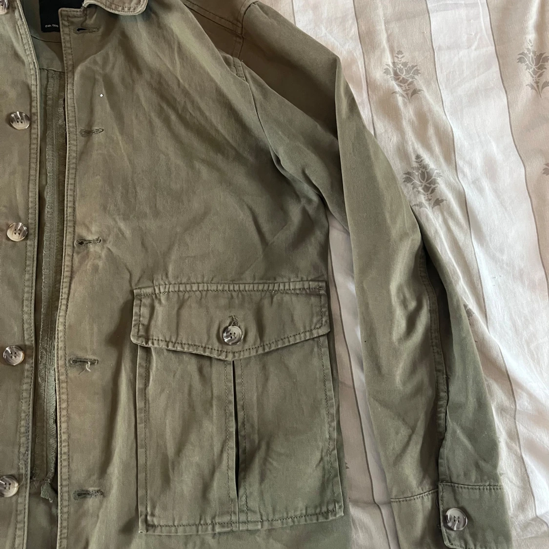 Militärgrön jacka med knappar - 1