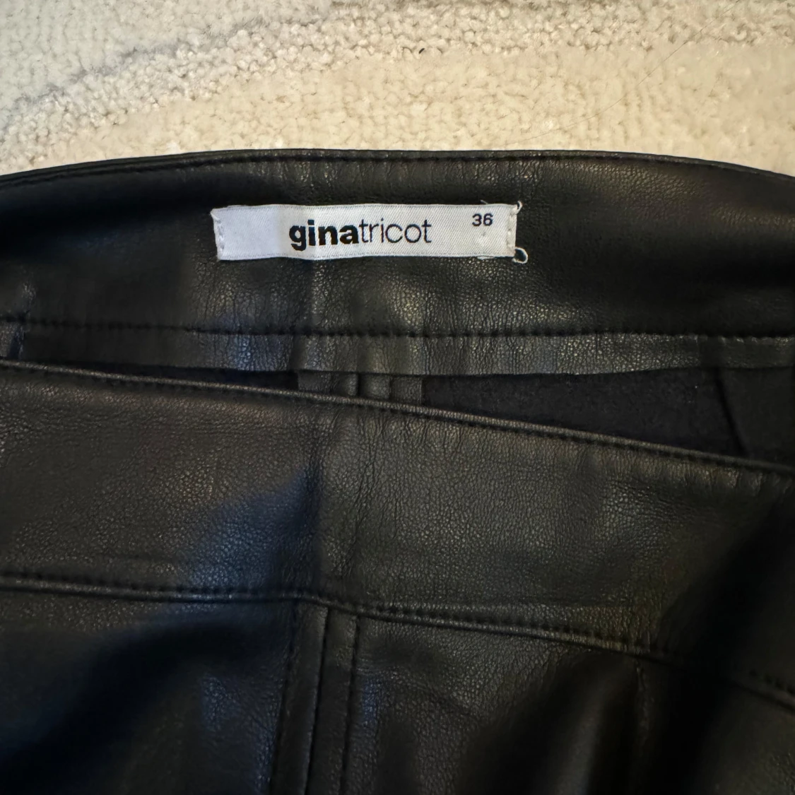 Svart kort skinnkjol från Gina Tricot - 2