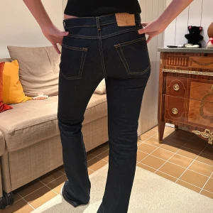 Mörkblå jeans från Filippa K - Jättefina Filippa K jeans i storlek W27! Nypris 2400kr och jag säljer för 800kr🩷Såhär besikrivs jeansen på Filippa Ks egna hemsida: Jeans utan stretch med låg midja och smal passform ovanför knäet, fåll med bootcut och vertikala pintuckdetaljer. Designade med längre ben så att det veckas vid fotleden.