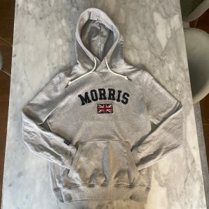 Grå Morris hoodie  - Skick: 8,5/10. Hoodien är i bra skick och har inga defekter.   Märke: Morris   Storlek: M  Färg: Grå ✅Tar även byten på allt 