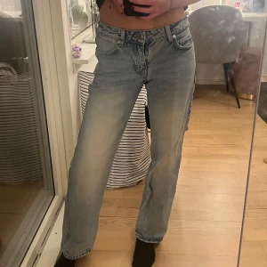 Blåa jeans från Weekday - Blåa jeans från Weekday i modellen Arrow Low Straight. 