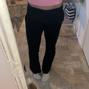 Svarta kostymbyxor 💕 - Snygga basic kostymbyxor. De har en normal passform och man kan säga att de är i storlek 160. Byxorna är midwaist och lite baggy🤎