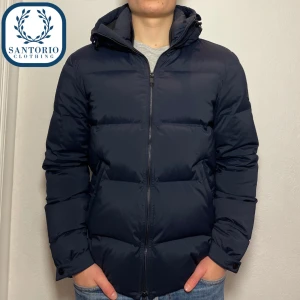 J.Lindeberg Puffer Jacka - En riktig snygg & varm J.Lindeberg jacka i 9/10 skick (finns ett pyttelitet hål i innerfickan) Nypris ca. 4000kr. Storlek M. Skriv vid frågor eller funderingar👍